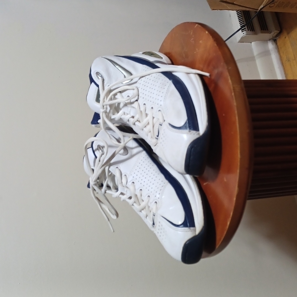 NIKE AIR MENS LEATHER SHOES SIZE 9.5 IN A BEAUTIFUL WHITE WITH BLUE